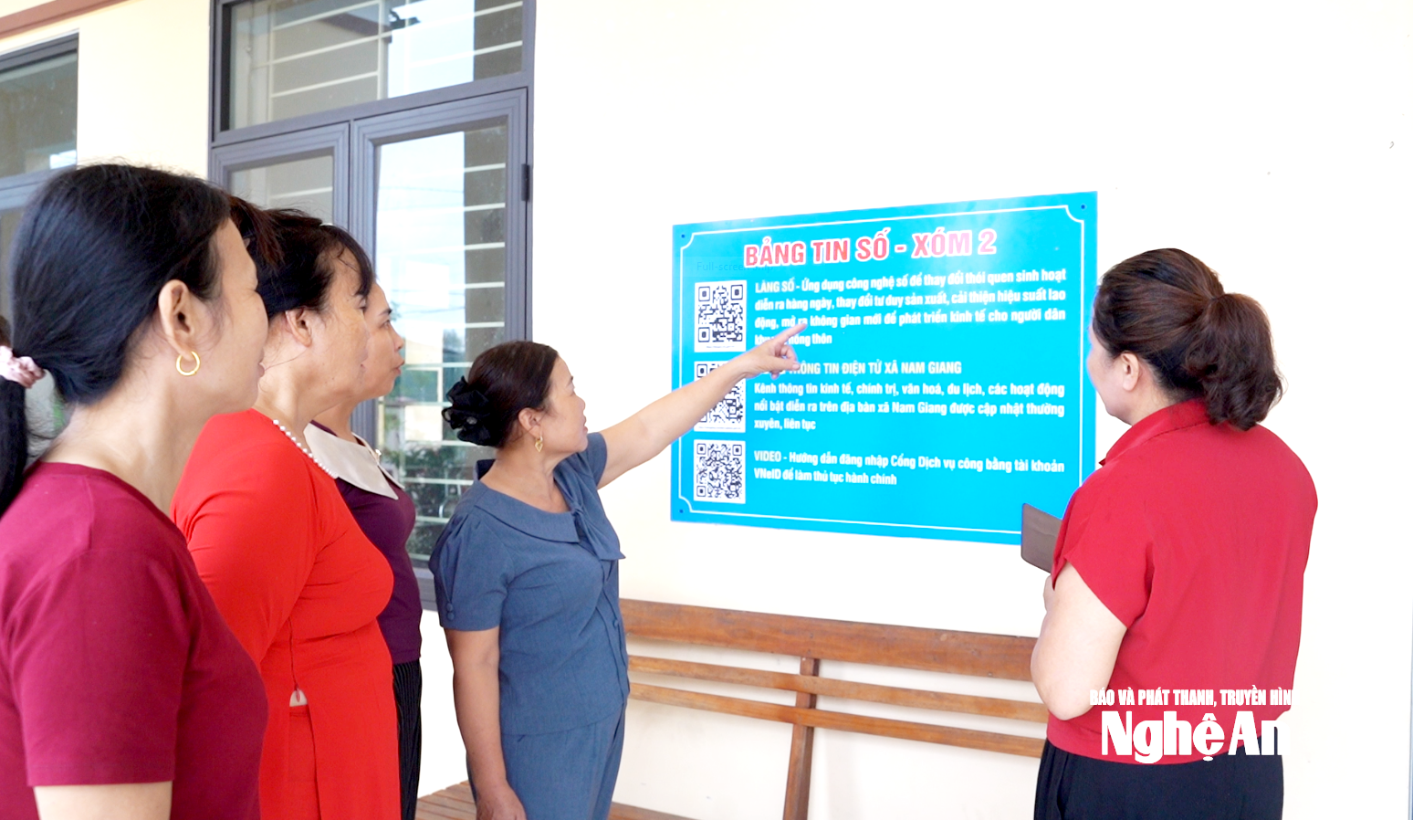 Người dân xóm 2 xã Kim Liên học cách xem bảng tin số. Ảnh Hoàng Việt Anh