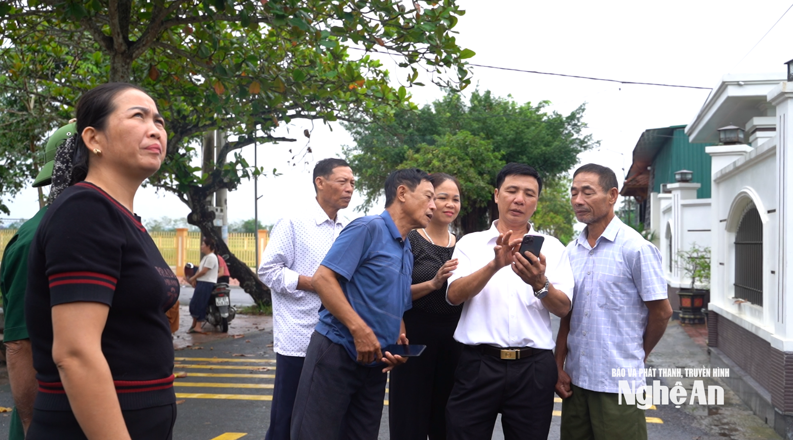 Người dân xóm 6 xã Văn Hiến học cách xem camera giám sát thông minh. Ảnh Hoàng Việt Anh