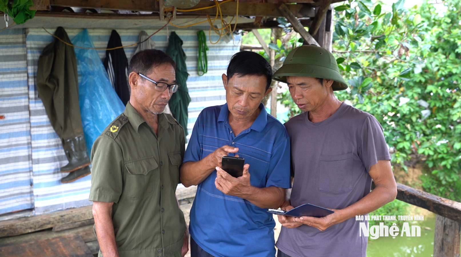 Ông Nguyễn Tất Khương xóm 6 xã Văn Hiến lên mạng xem thông tin về kỹ thuật chăn nuôi. Ảnh Hoàng Việt Anh