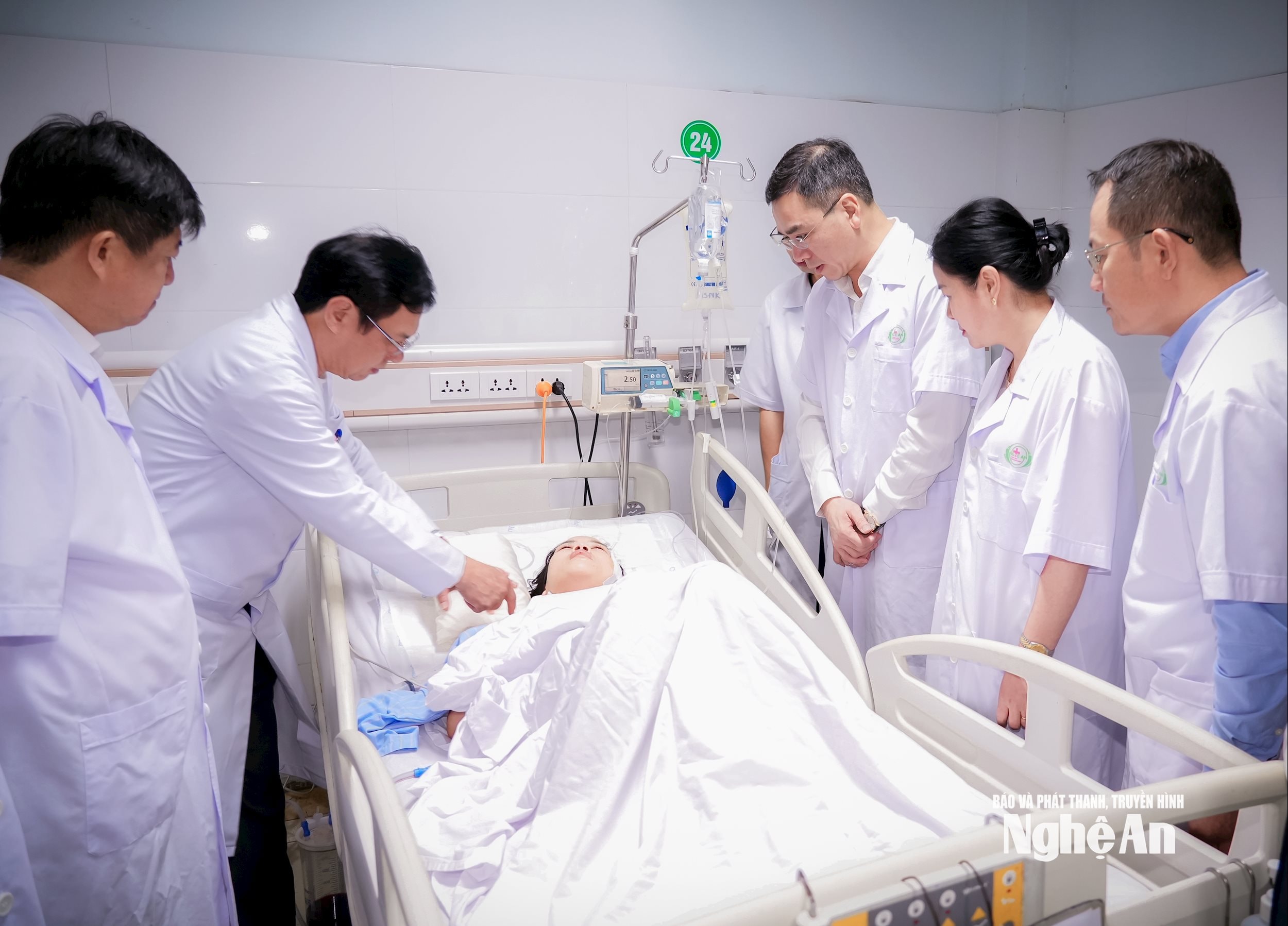 Đoàn công tác của Bộ Y tế thăm hỏi, tặng quà cho điều dưỡng Nguyễn Thuỳ Trang. Ảnh: Thành Chung