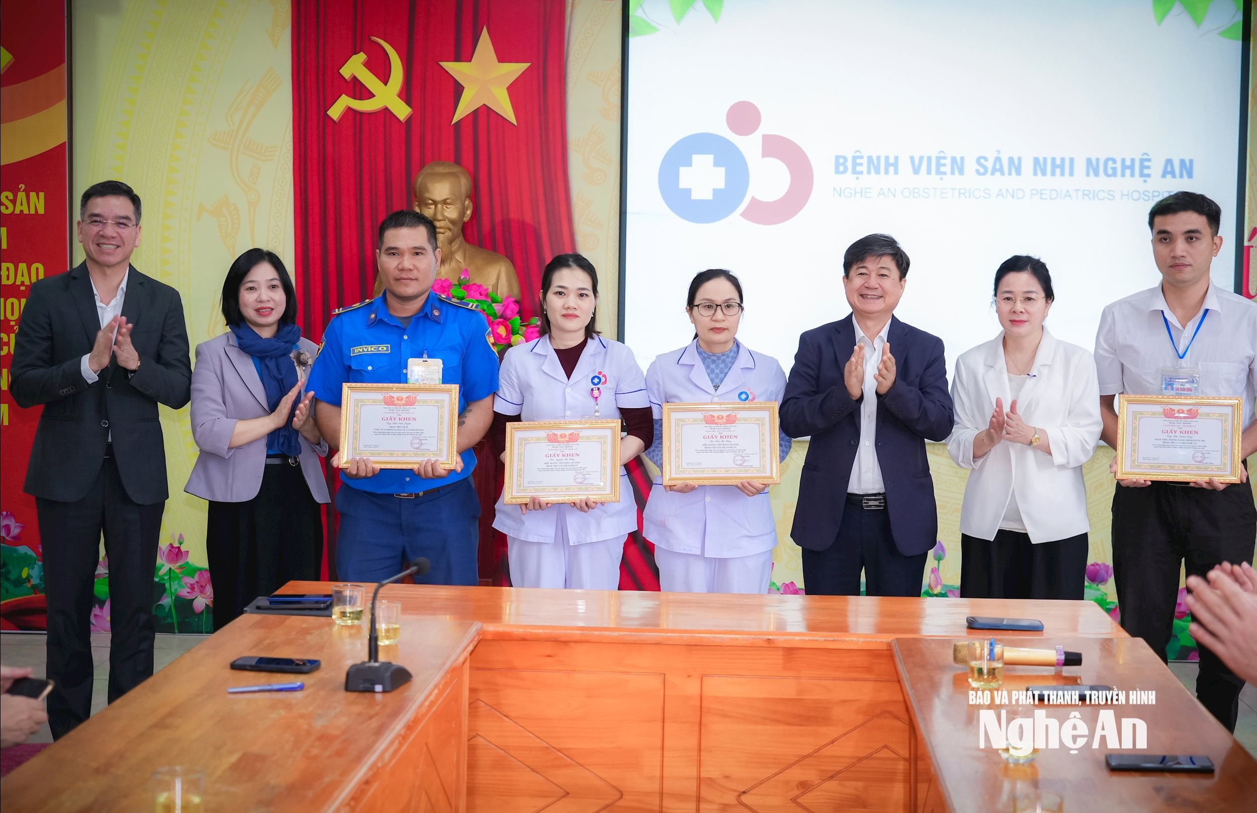 Giám đốc Sở Y tế Nghệ An trao tặng giấy khen cho 8 nhân viên y tế vì đã có hành động dũng cảm, can ngăn, bảo vệ an toàn cho bệnh nhân, người nhà bệnh nhân và đồng nghiệp trong tình huống nguy cấp. Ảnh: Thành Chung