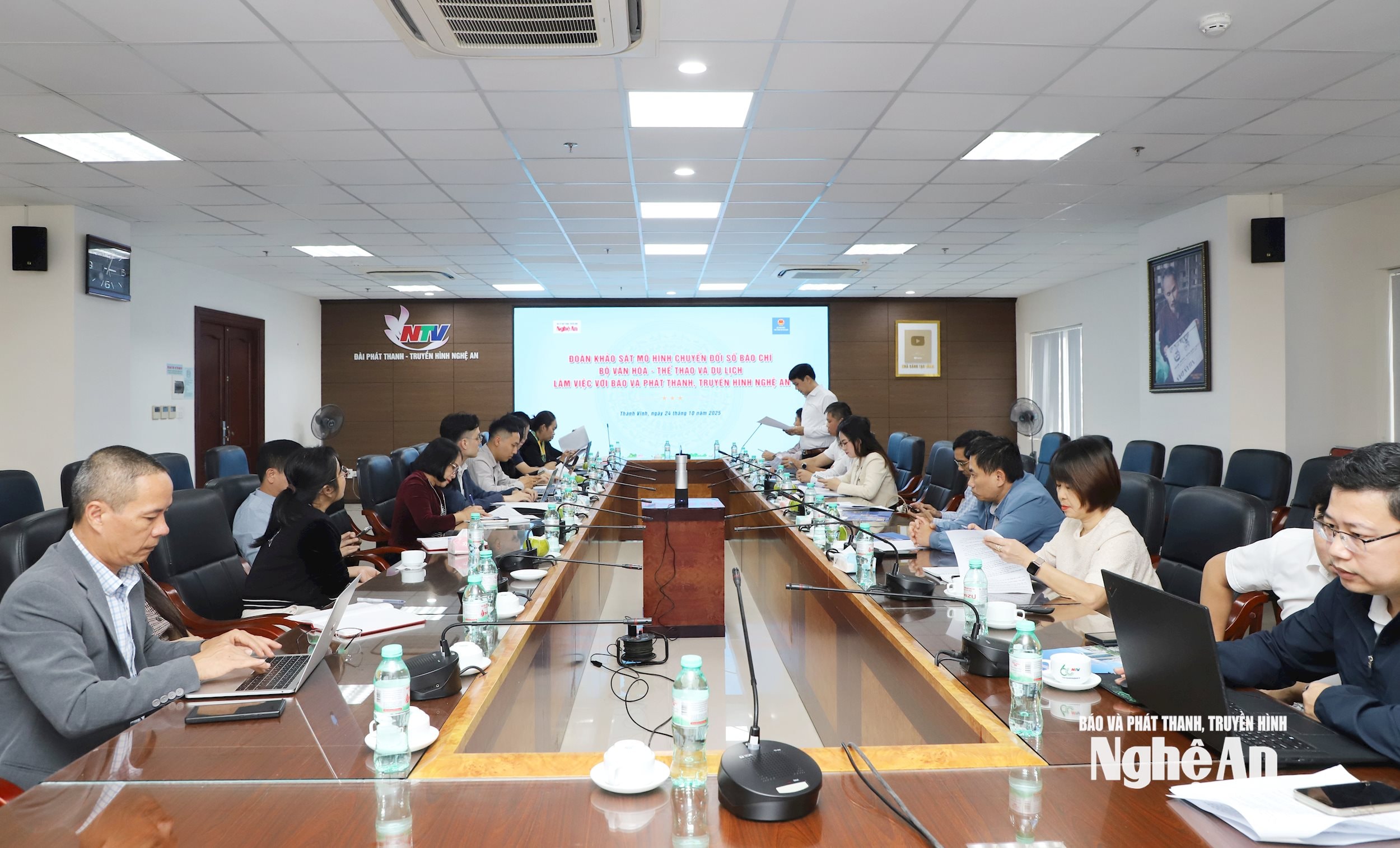 Quang cảnh làm việc