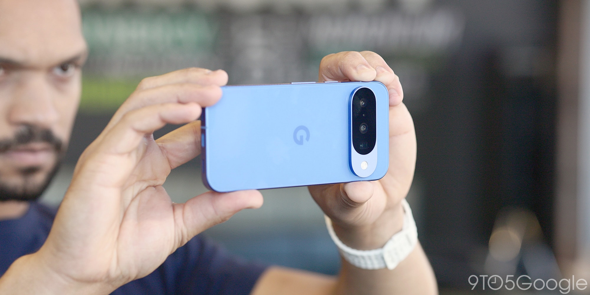 Người dùng chụp ảnh bằng Pixel 10