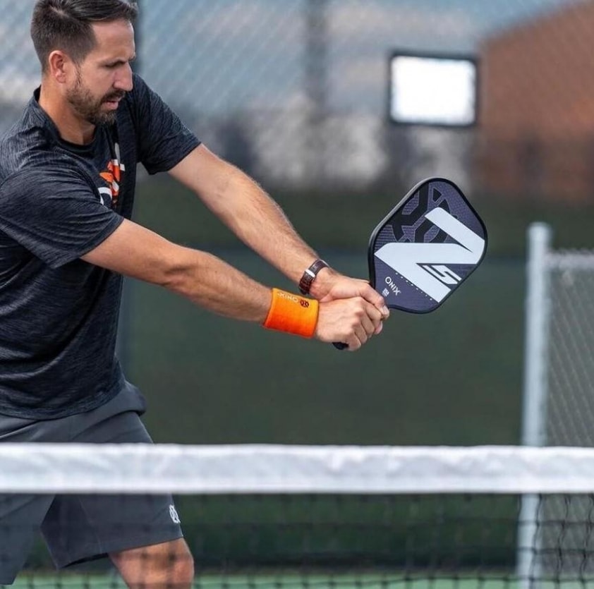 Tay cầm vừa vặn, giúp người chơi cảm nhận rõ lực đánh và kiểm soát bóng ổn định