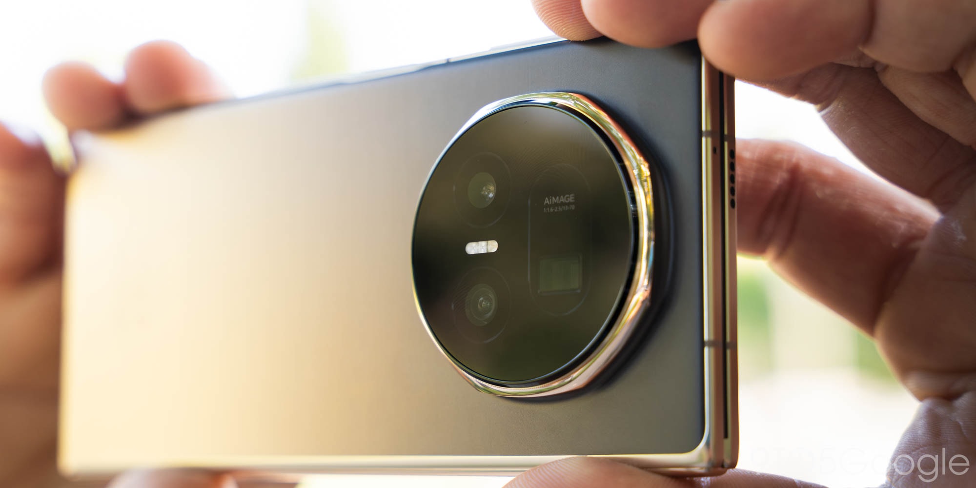 Honor Magic V5 khi gập và mở, thể hiện tỷ lệ màn hình