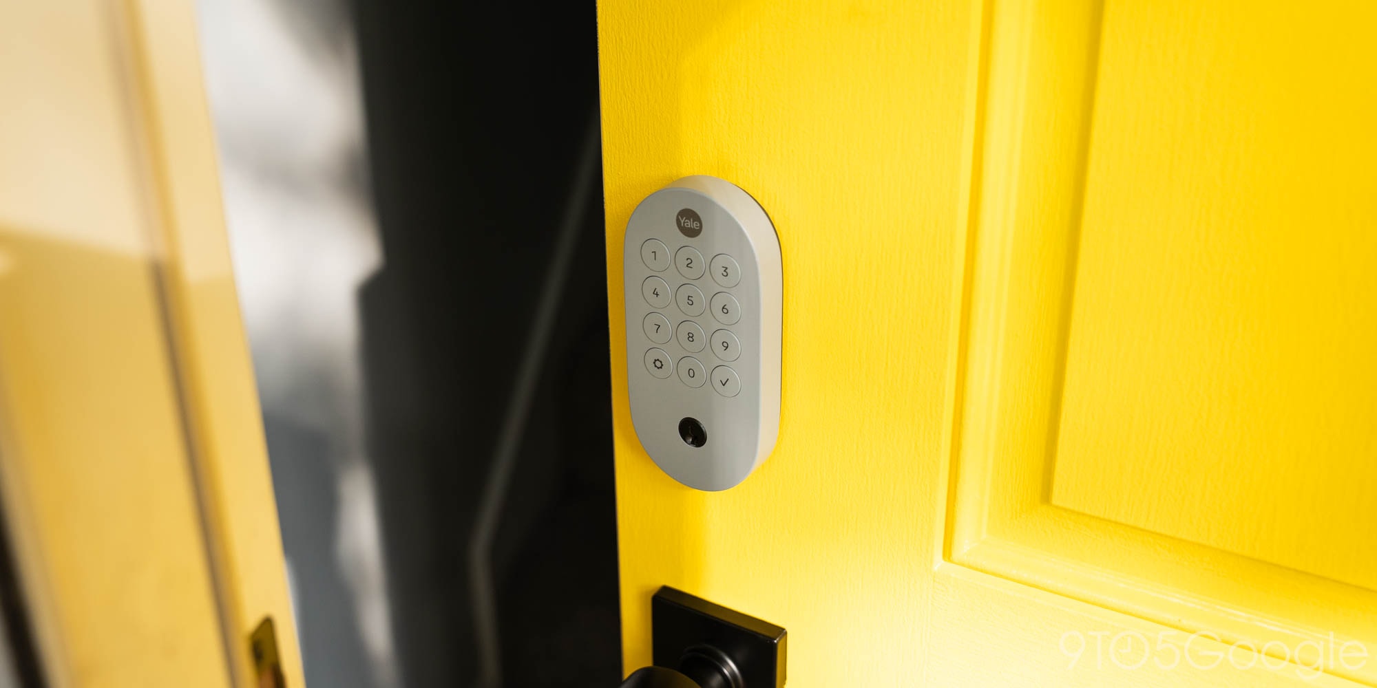 Mặt trong Yale Smart Lock với chốt xoay và khoang pin