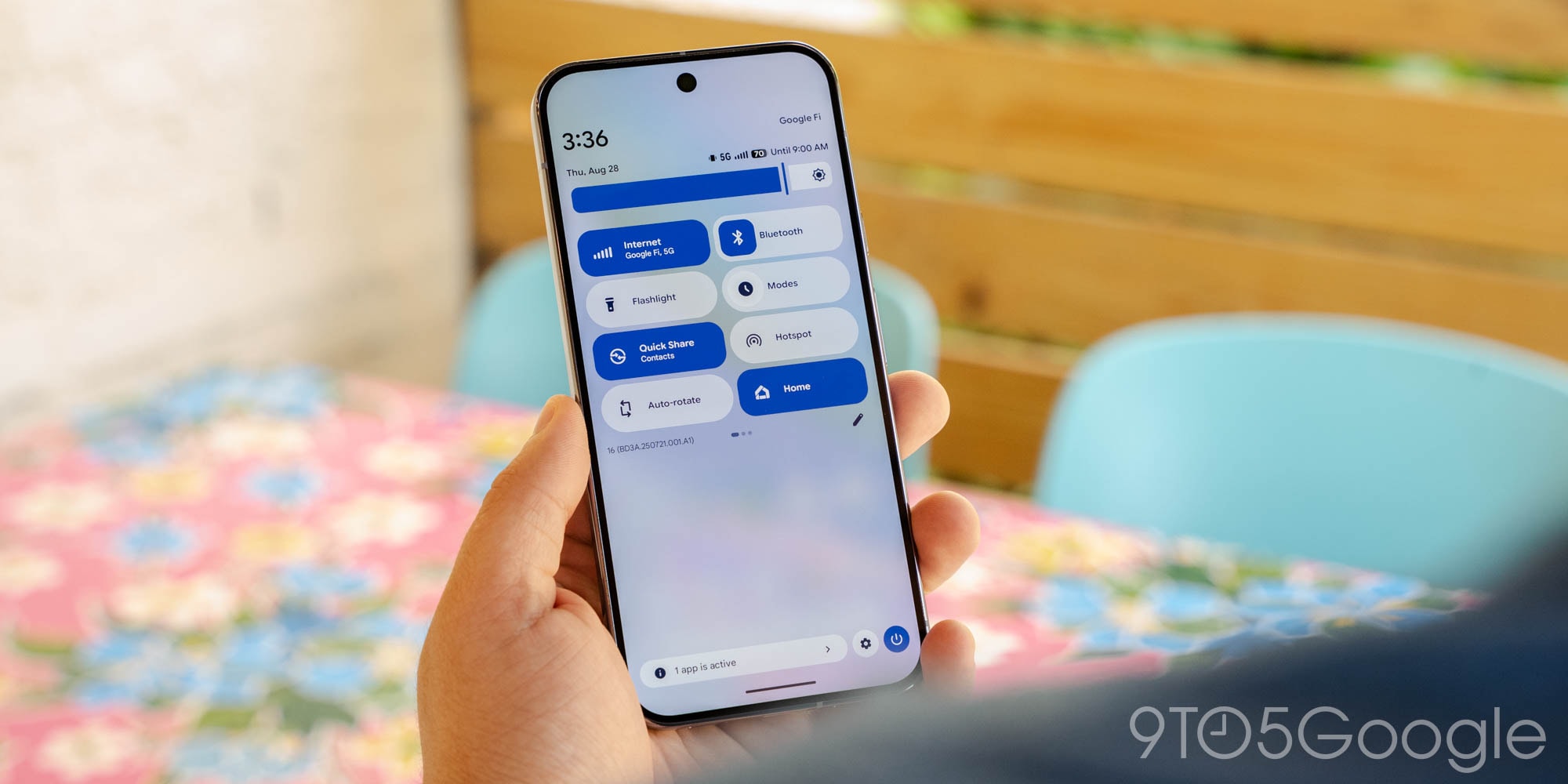 Giao diện Quick Settings mới với nút lớn theo Material 3 Expressive