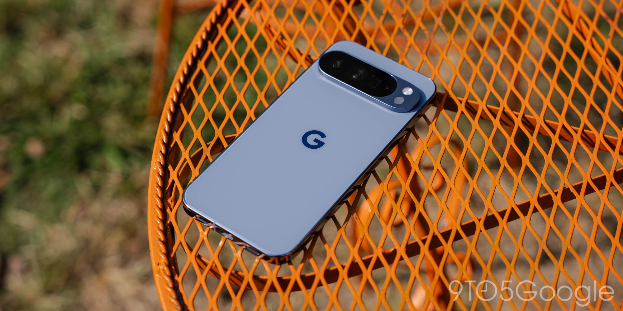 Pixel 10 Pro XL với dải camera đặc trưng và khung kim loại bóng