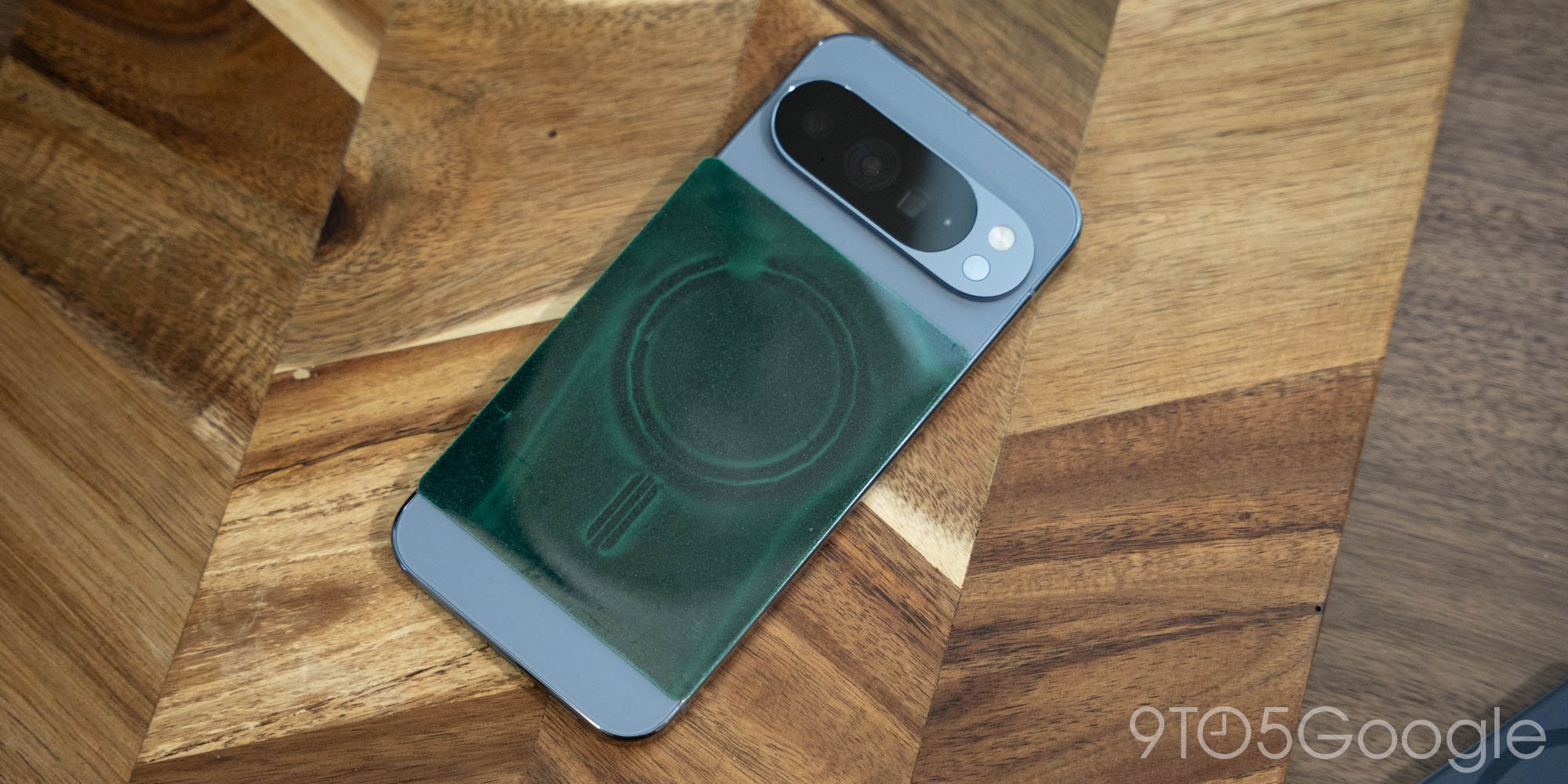 Phim từ cho thấy mảng nam châm Pixelsnap bên trong máy