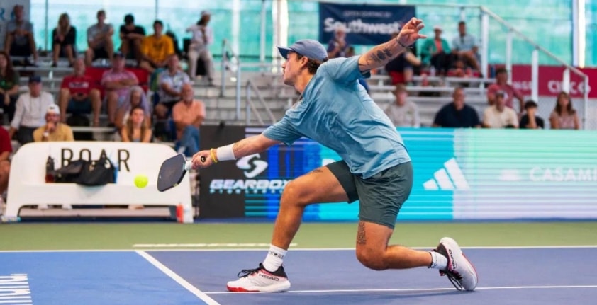 Tư thế thấp và bước ngang giúp giữ thăng bằng và kiểm soát bóng