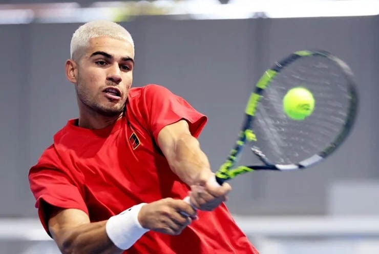 Carlos Alcaraz khoe mái tóc bạch kim khi trở lại tập luyện