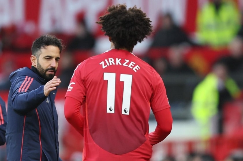 HLV Amorim cho rằng Zirkzee không phù hợp với vị trí trung phong