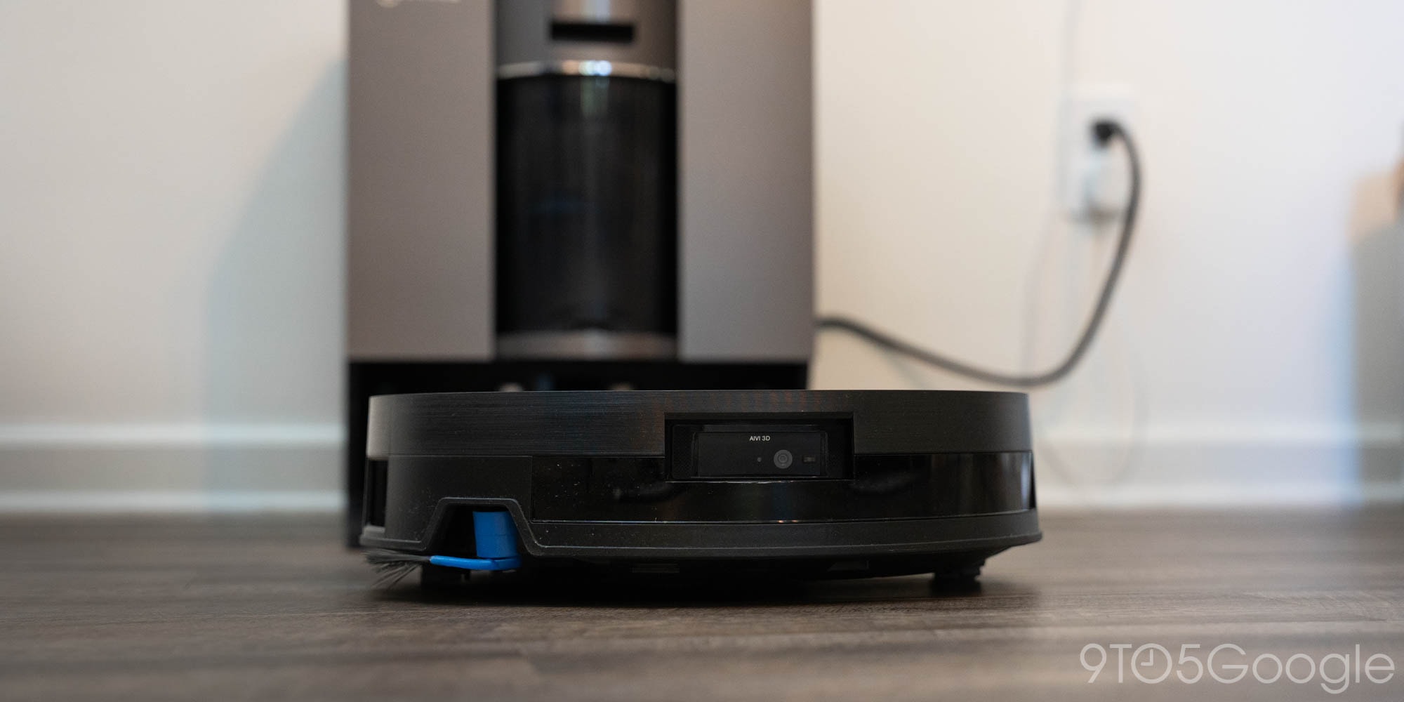 Robot X11 ghé trạm sạc GaN để rửa lau và nạp pin nhanh