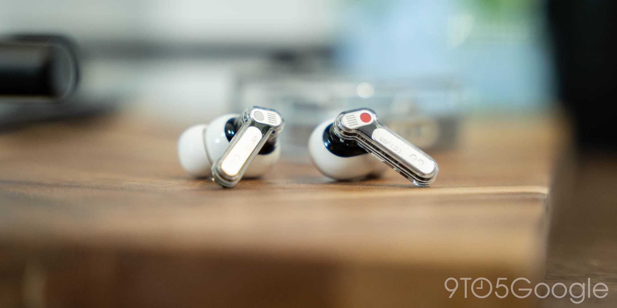 Hộp sạc Nothing Ear (3) với nửa dưới bằng kim loại