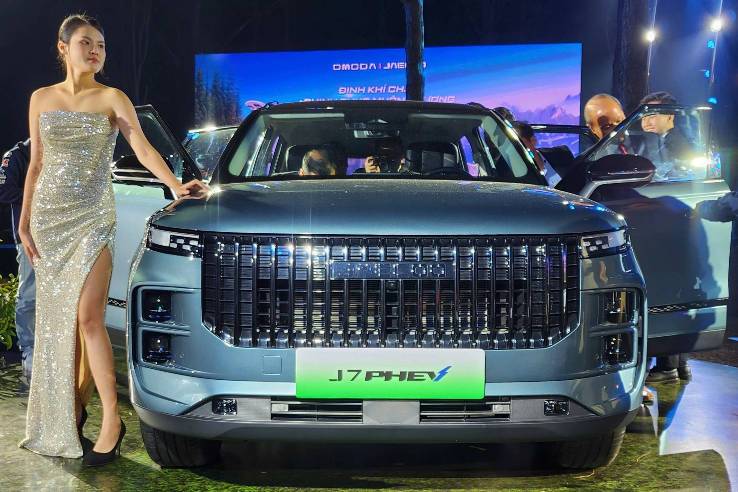 Xe hybrid giam gia anh 3