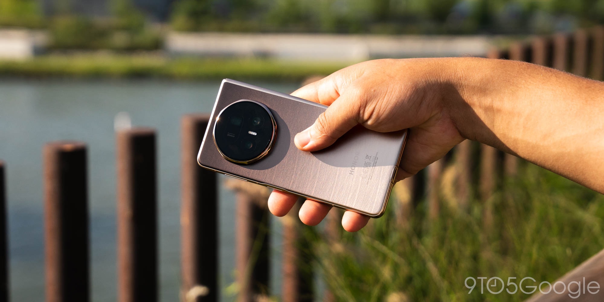 Honor Magic V5 trong ảnh thực tế, nhấn mạnh phần cứng mỏng