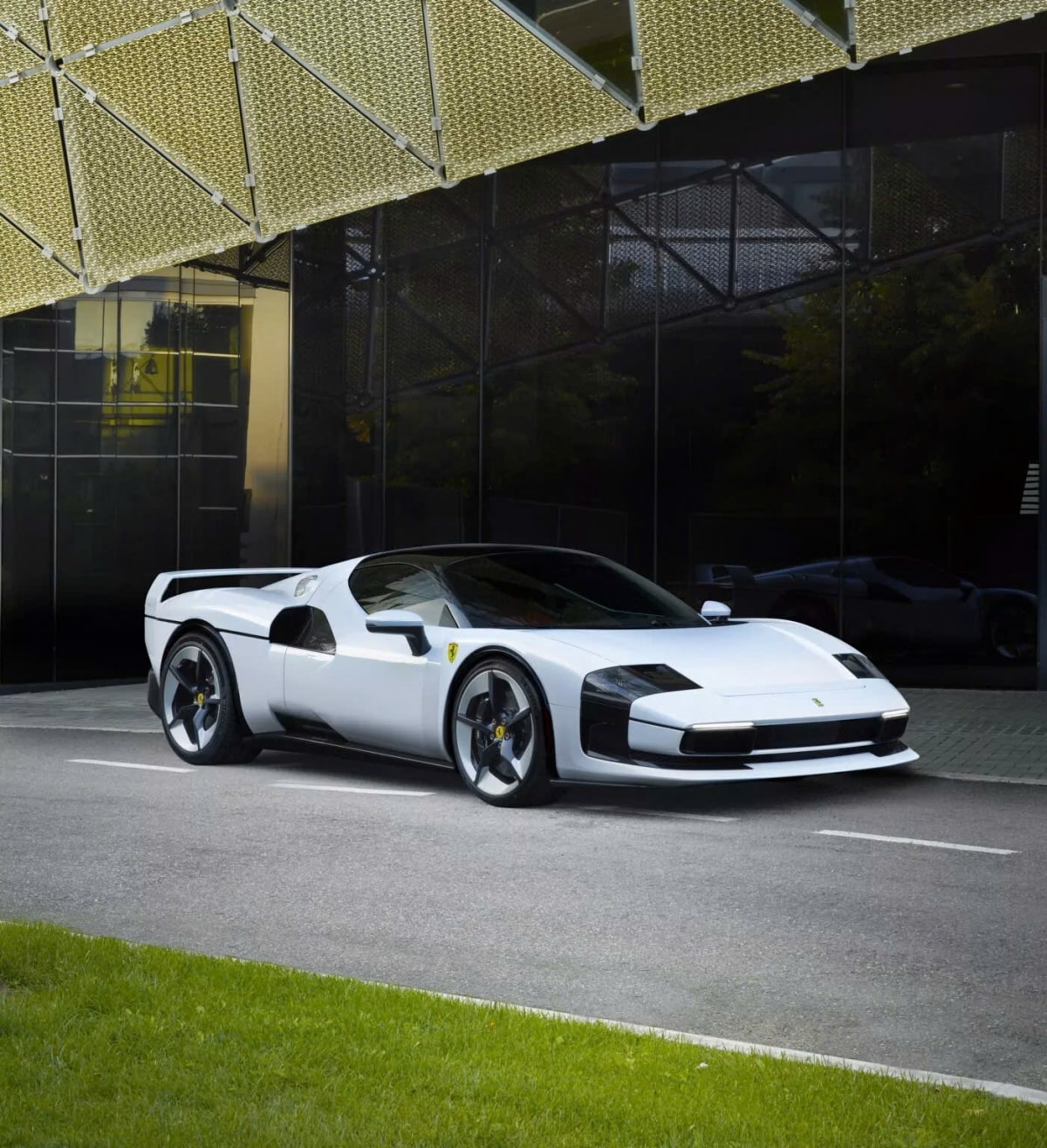 Thiết kế đầu xe gợi cảm hứng retro với dải đèn mảnh