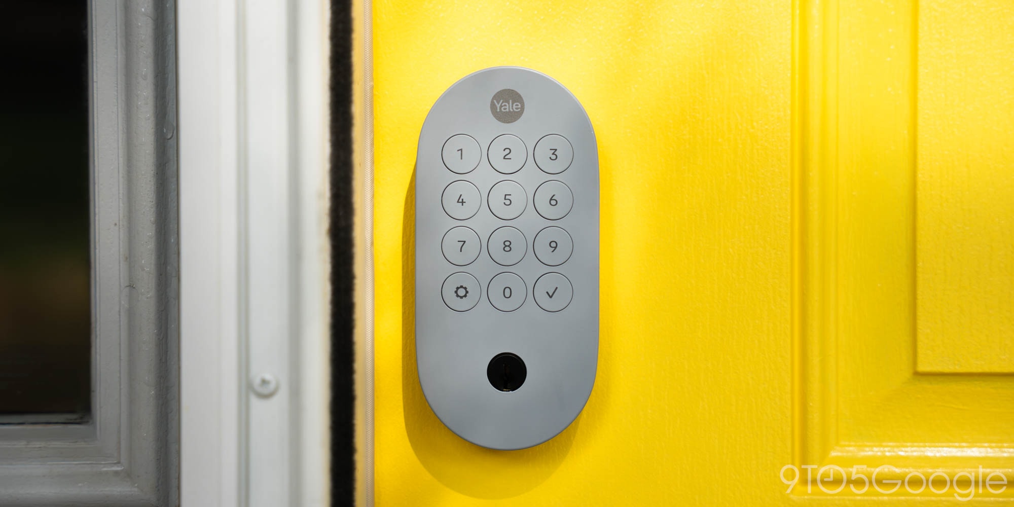 Mặt ngoài Yale Smart Lock với bàn phím 9 số và khe chìa