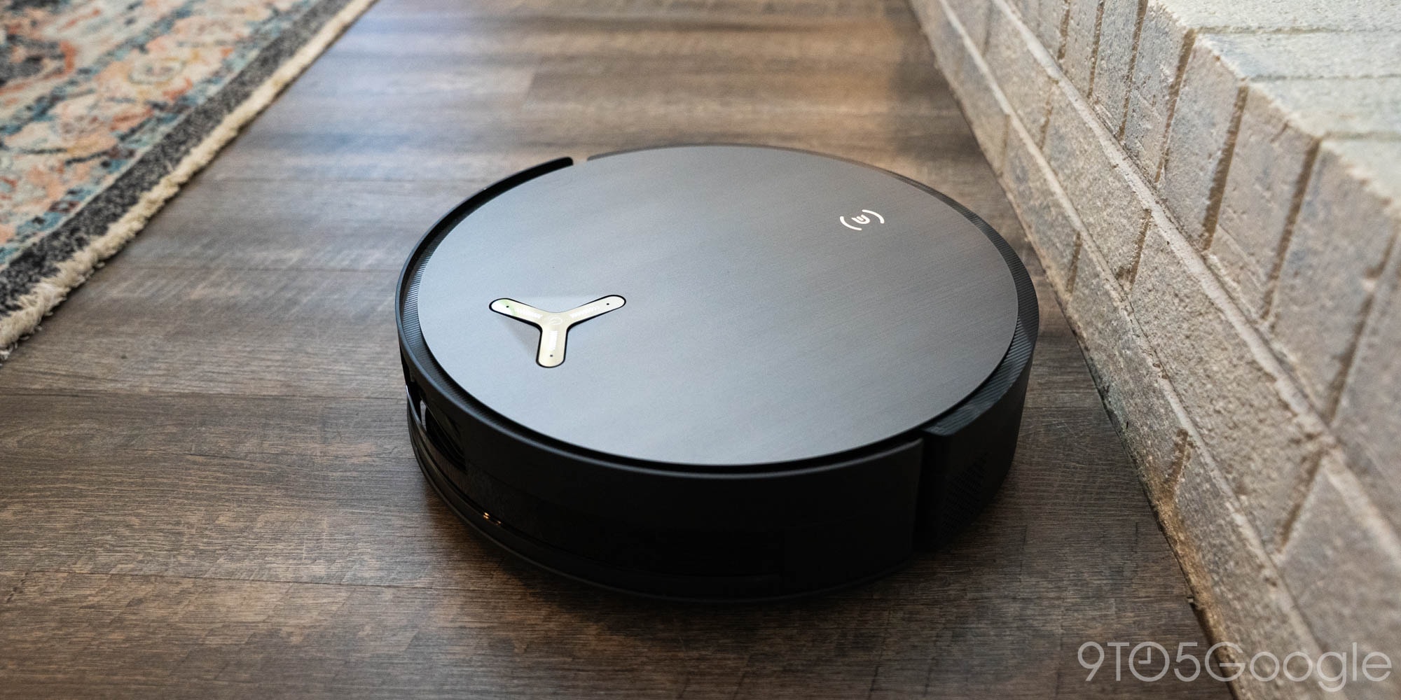 Ecovacs Deebot X11 Omnicyclone tại trạm sạc và làm sạch tự động