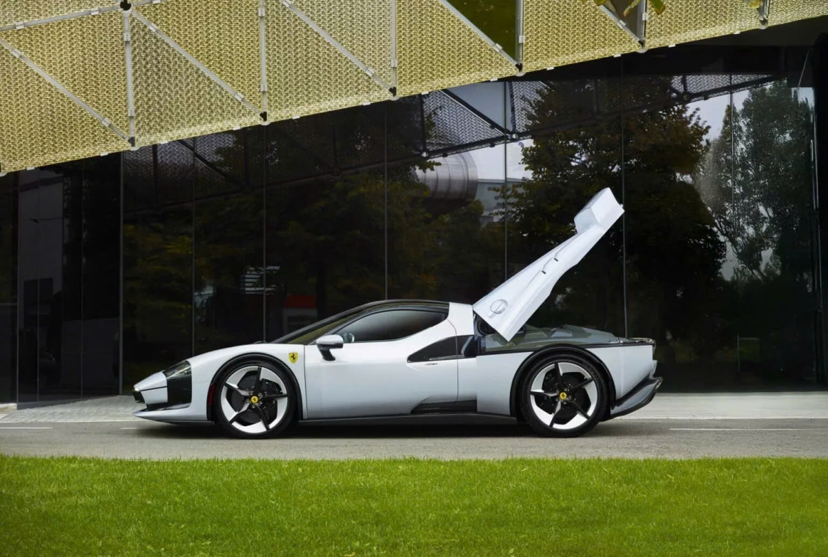 Khoang lái dùng sợi carbon‑kevlar và vải Jacquard