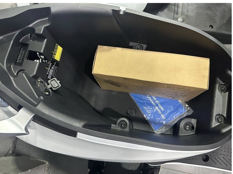 Cốp dưới yên 27 lít trên VinFast Vento NEO