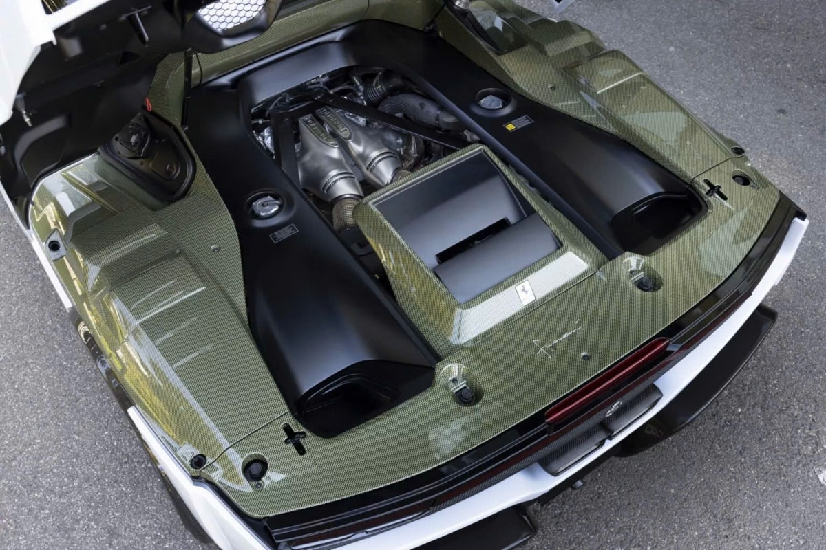 SC40 cân bằng di sản F40 với chuẩn mực hiện đại