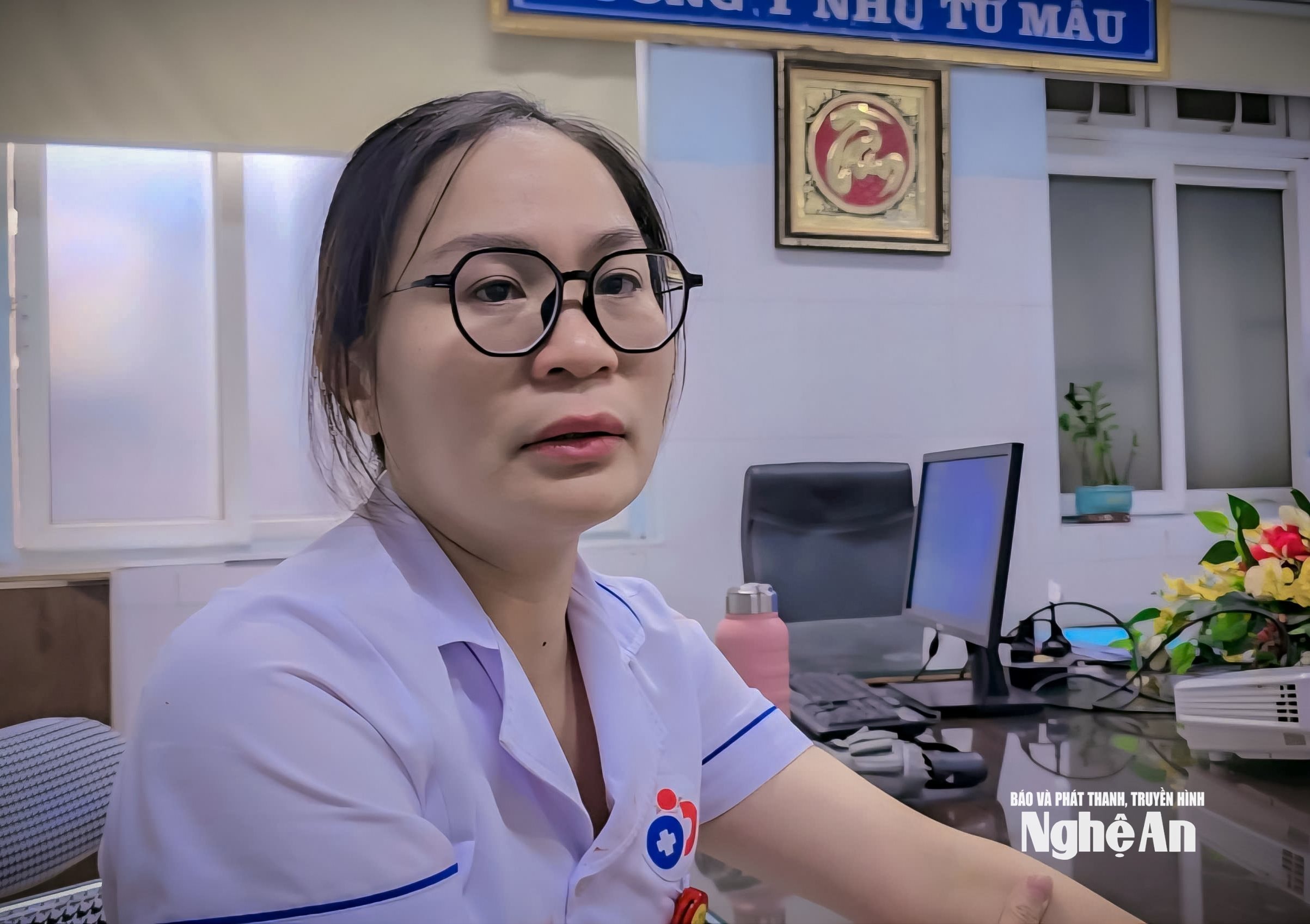 Điều dưỡng Trần Thị Hồng kể giây phút lao vào cứu trẻ: Nhân lúc bà cháu bé lao tới giằng lấy cháu, tôi kịp thời lao vào ôm bé rồi chạy ra ngoài. Ảnh: Thành Chung