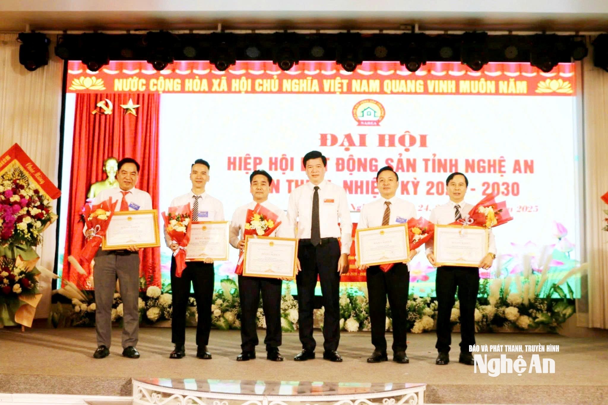 Tặng Bằng khen của UBND tỉnh cho 5 cá nhân Hiệp hội Bất động sản tỉnh có thành tích xuất sắc nhiệm kỳ 2018-2023. Ảnh Nguyễn Hải