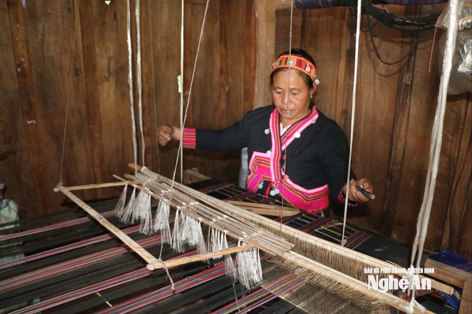 Chị Lương Mẹ Lư dệt thổ cẩm nhập cho tổ dệt bản Kèo Cơn. Ảnh KL