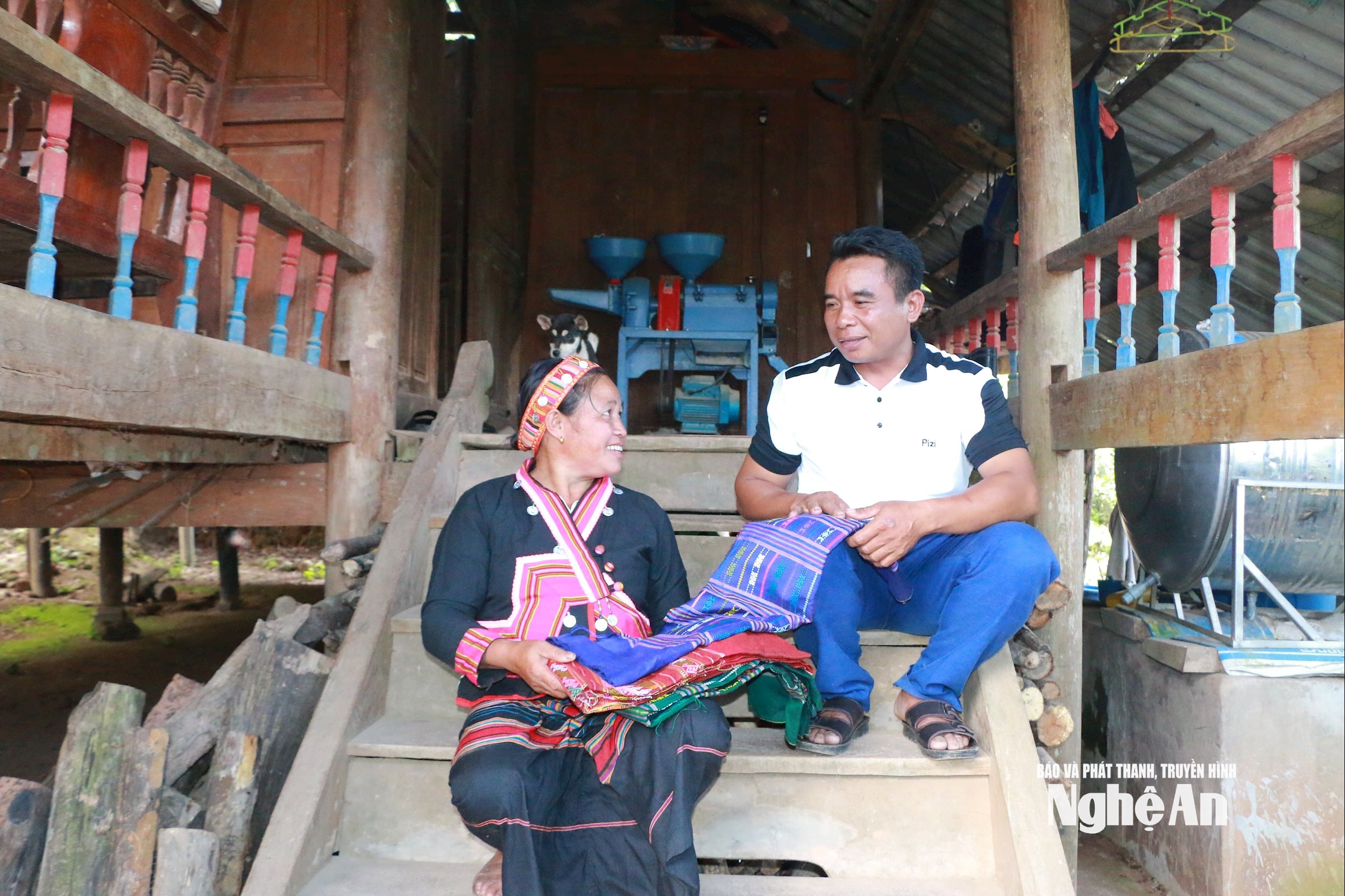 Hạnh phúc vẹn tròn của cặp vợ chồng Việt- Lào Lương Văn Tho- Lương Thị Lư. Ảnh KL