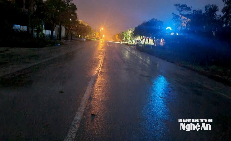 Muchas calles del centro de la ciudad no están iluminadas, lo que genera nerviosismo y preocupación en la gente al participar en el tráfico. Foto: NVCC