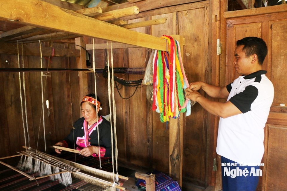 Vợ chồng Việt- Lào Lương Văn Tho- Lương Mẹ Lư luôn yêu thương, nhường nhịn nhau.