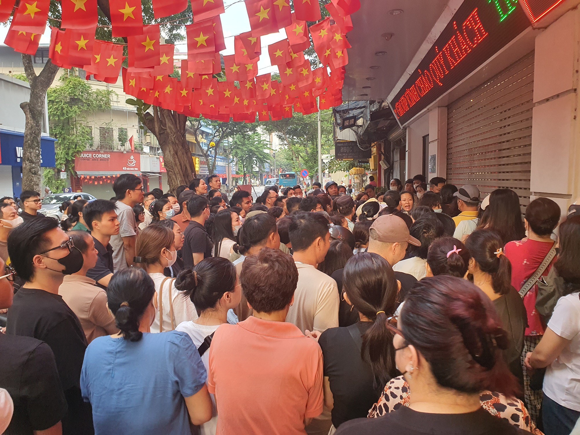 Cuối tuần vàng lại tăng, người dân xếp hàng mua xuyên trưa