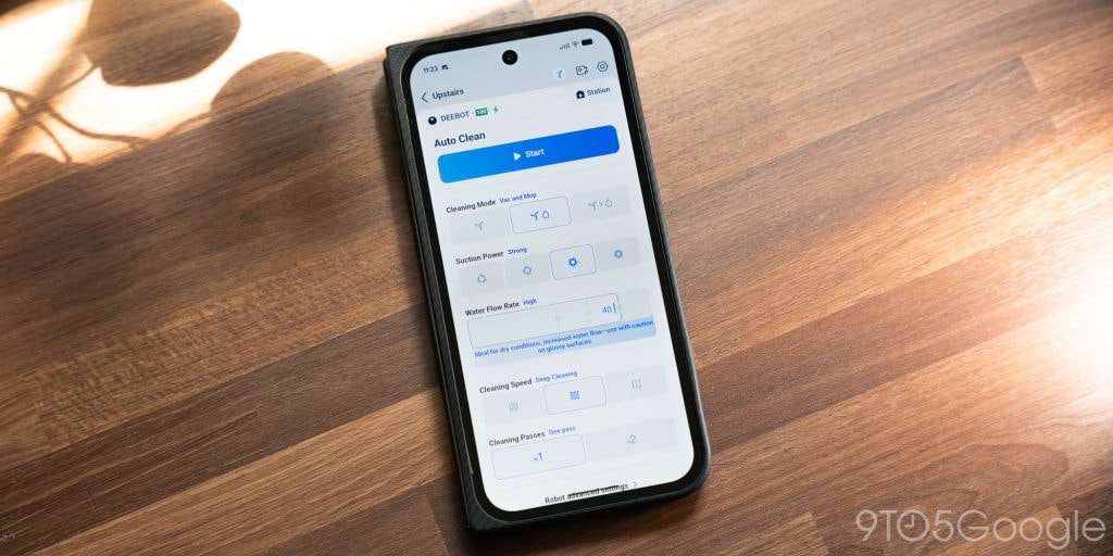 Toàn cảnh robot hút bụi Ecovacs X8 Pro Omni màu đen với các chi tiết màu đồng.