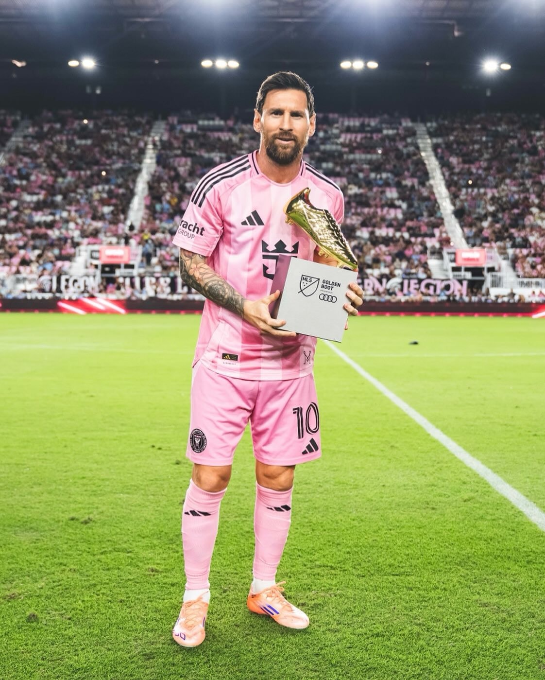 Messi nhận danh hiệu Chiếc giày vàng MLS 2025 và lập tức tỏa sáng với cú đúp - Ảnh: Inter Miami