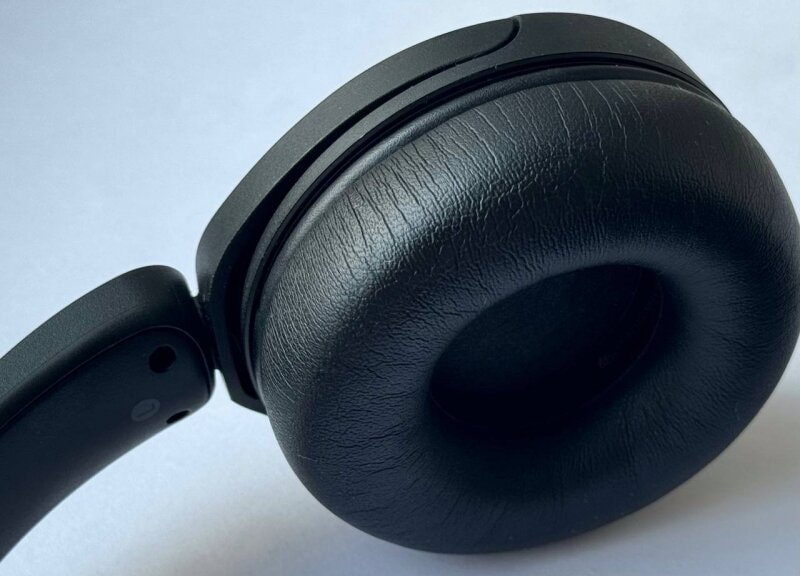 Chất âm của tai nghe Sony WH-CH520 được tinh chỉnh cân bằng, nhấn vào dải trung để tạo sự tự nhiên.