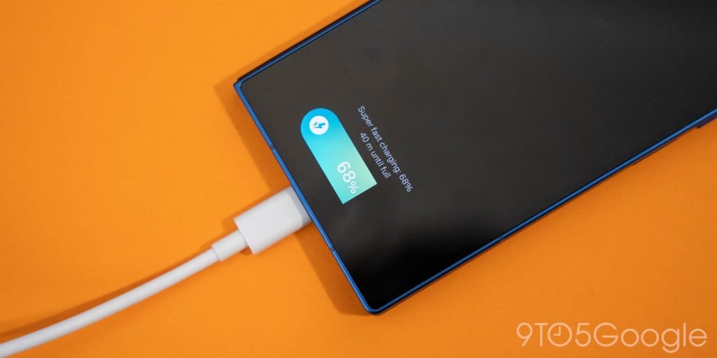 Galaxy Z Fold 7 đang được sạc pin.