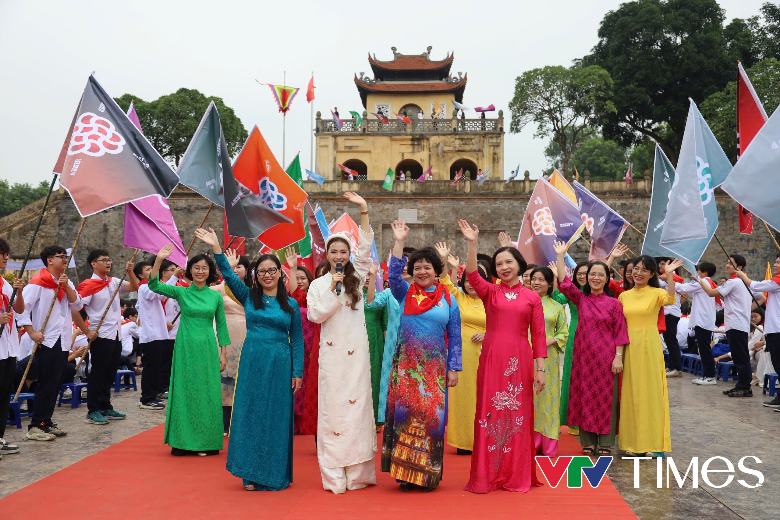 MC Mù Tạt tại điểm cầu Hà Nội.