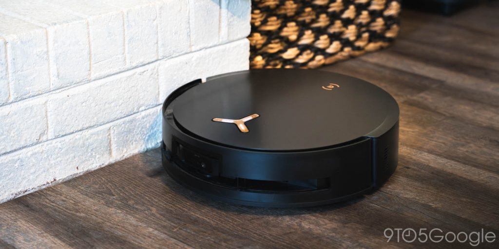 Giẻ lau của Ecovacs X8 Pro Omni đang hoạt động, áp sát vào cạnh sàn gỗ.