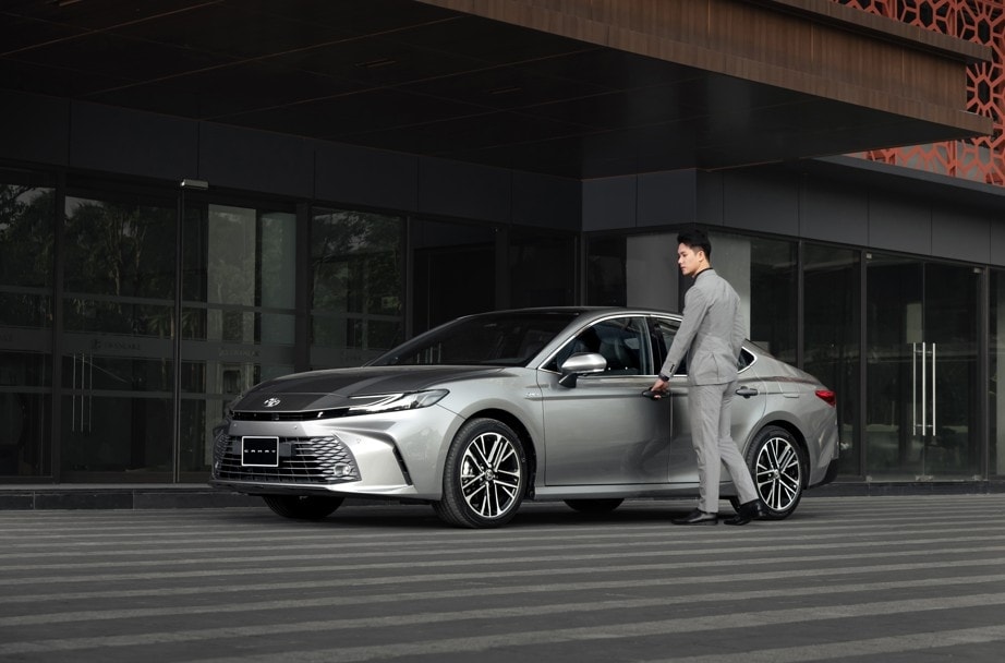 Uu dai 50 le phi truoc ba cho khach mua toyota camry trong thang 10 2025 hinh anh 2