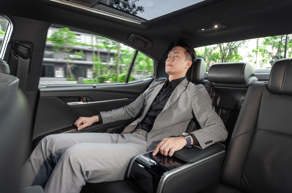 Uu dai 50 le phi truoc ba cho khach mua toyota camry trong thang 10 2025 hinh anh 3