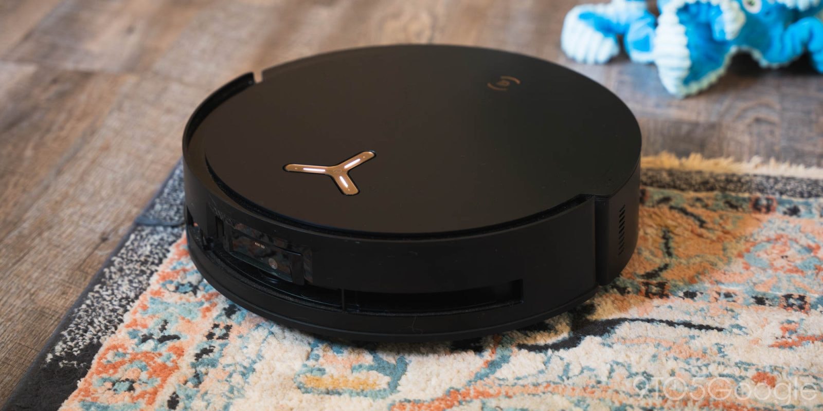 Robot hút bụi Ecovacs X8 Pro Omni cùng trạm sạc đa năng trong không gian nhà ở.