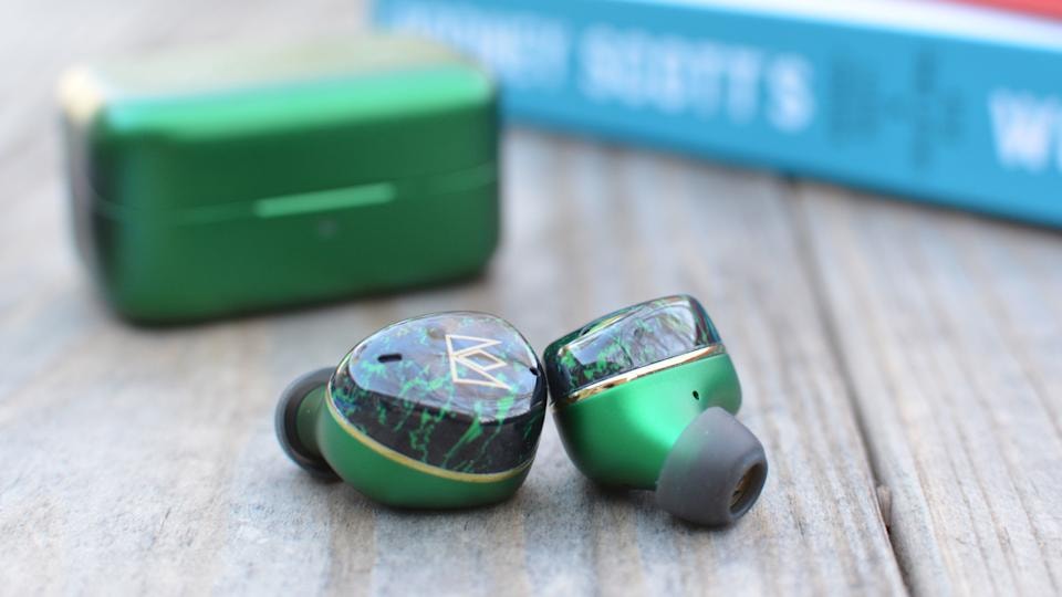 Hộp sạc của Noble FoKus Rex5 đặt cạnh hai bên tai nghe.