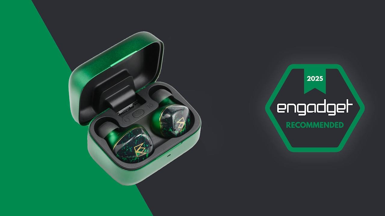 Tai nghe Noble FoKus Rex5 với thiết kế màu xanh lá cây đậm và các điểm nhấn màu vàng.