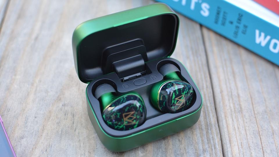 Cận cảnh một bên tai nghe Noble FoKus Rex5 trên nền trắng.