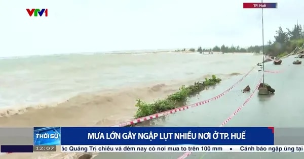 Một tuyến đường tại thành phố Huế bị ngập sâu sau trận mưa lớn