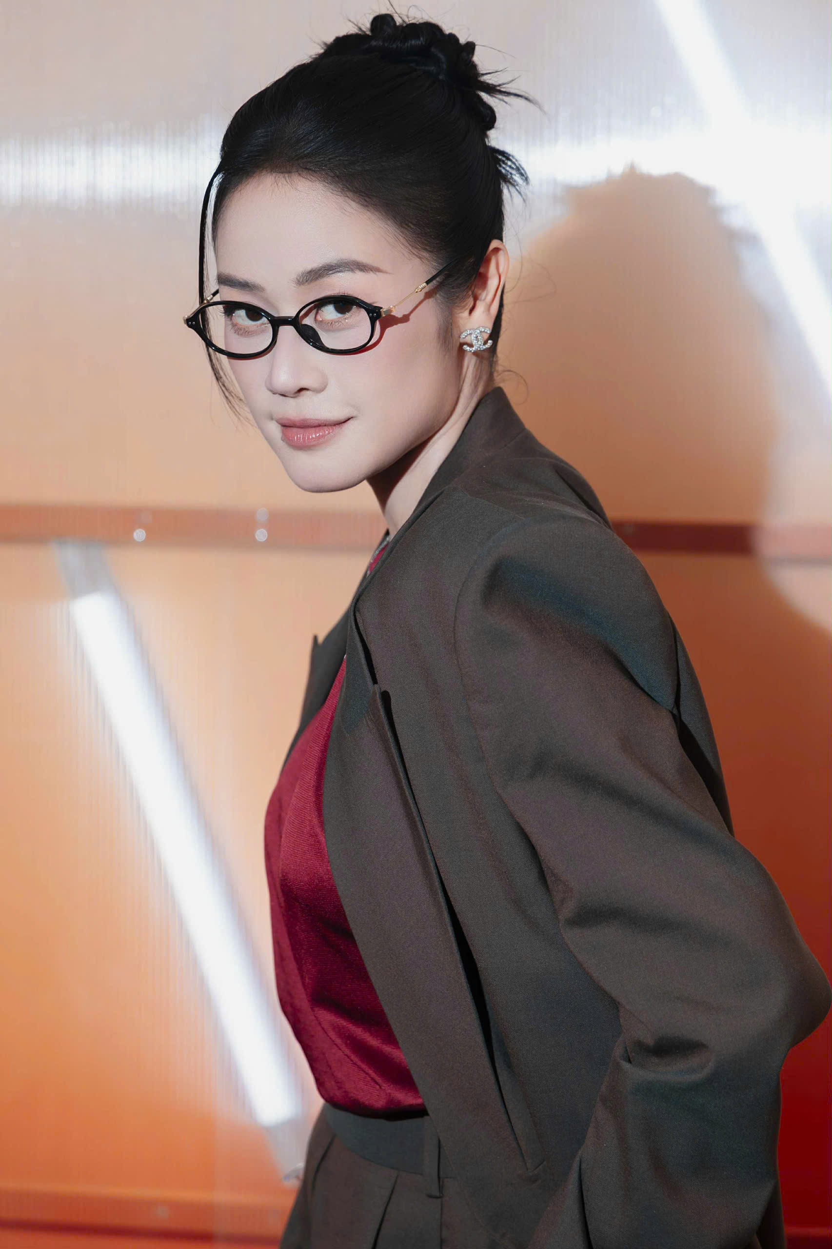 MC Phí Linh chuẩn bị cho vai trò tại điểm cầu xa nhất trong trận chung kết năm nay.