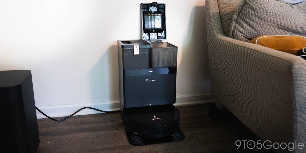 Robot Ecovacs X8 Pro Omni đang di chuyển làm sạch quanh chân ghế.