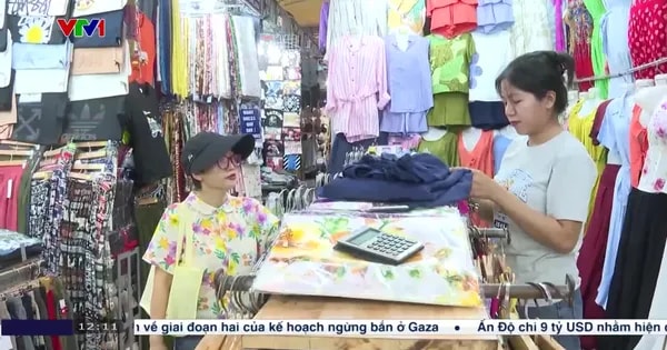 Một người đang sử dụng máy tính và các thiết bị công nghệ để làm việc, minh họa cho việc chuyển đổi số trong kế toán và kinh doanh.