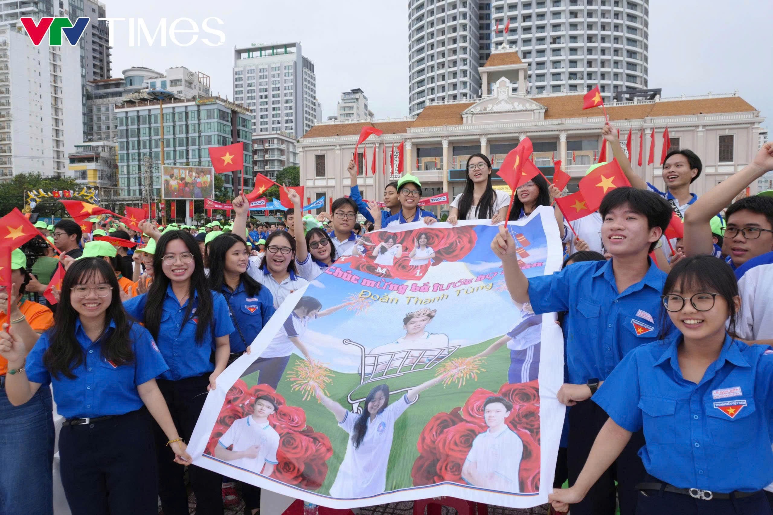 Thầy trò trường THPT chuyên Lê Quý Đôn chuẩn bị khẩu hiệu cổ vũ.